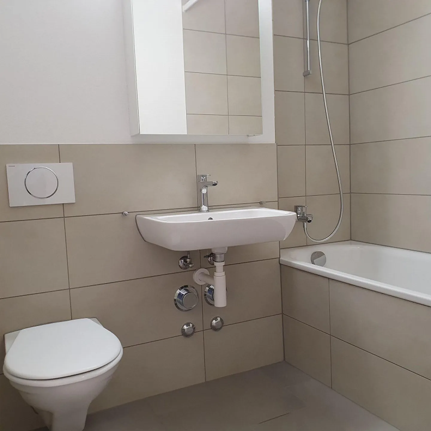 L'ultimo appartamento di 3,5 stanze appena ristrutturato cerca un inquilino adatto! - Foto 4 di 6