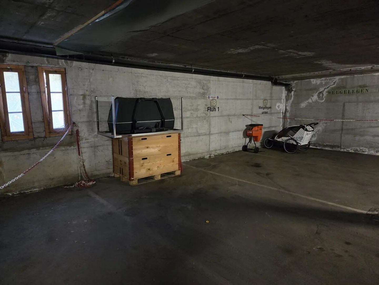 Place de parking pratique dans le garage à Breiten-Mörel - Photo 11 sur 16