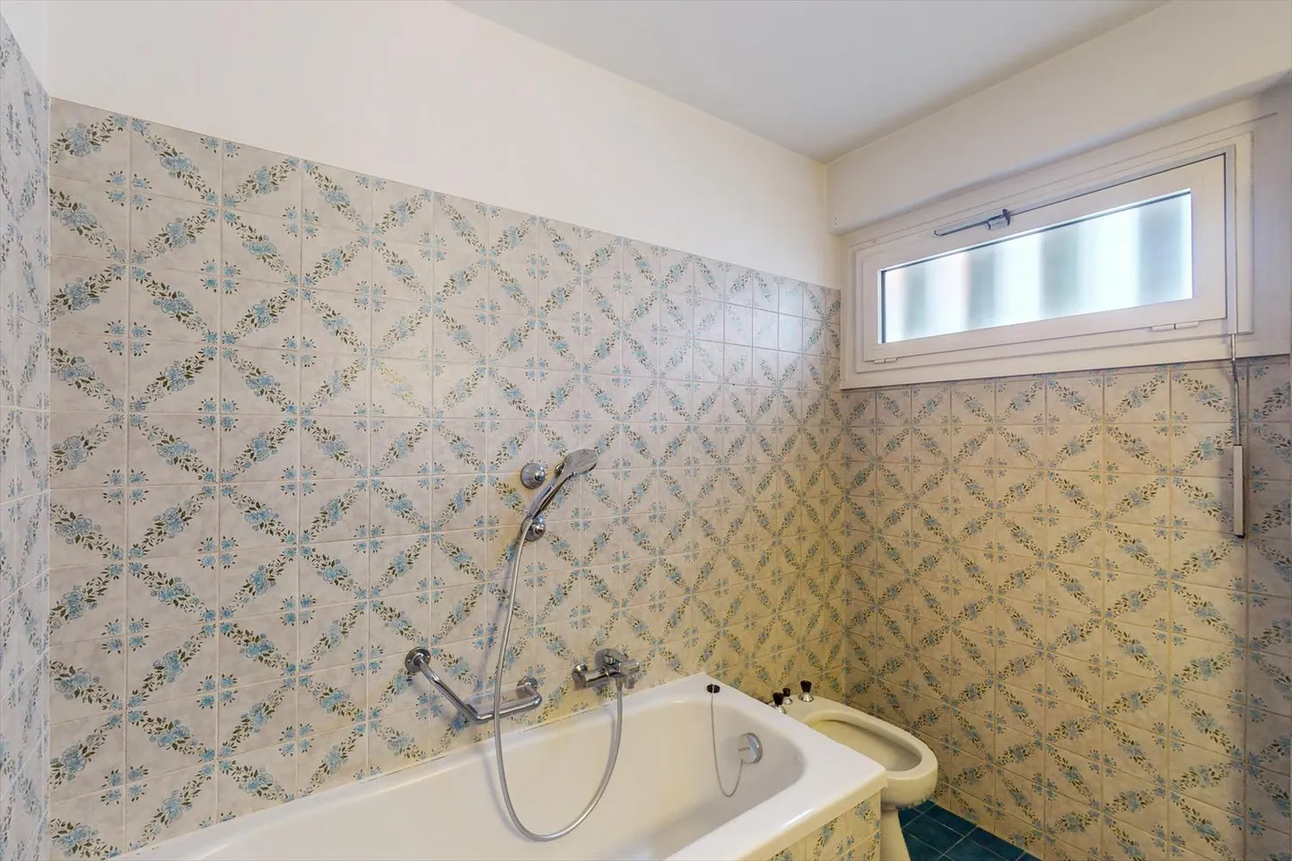 Spacious Apartment with Park View - Photo 8 of 9