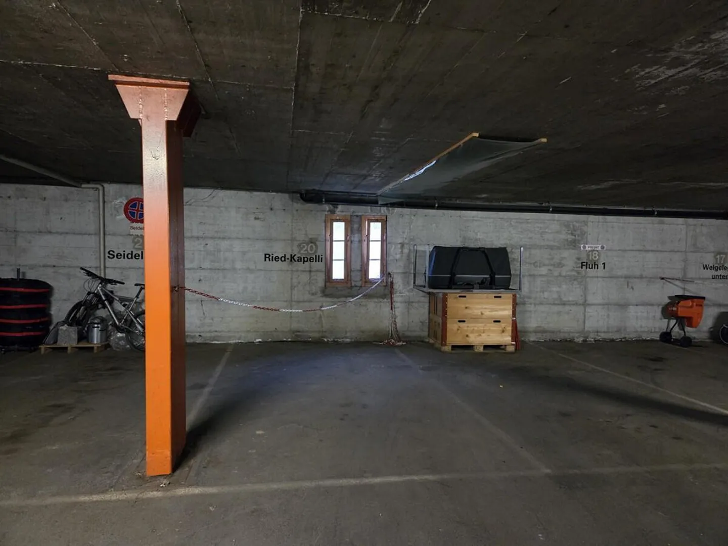 Place de parking pratique dans le garage à Breiten-Mörel - Photo 7 sur 16