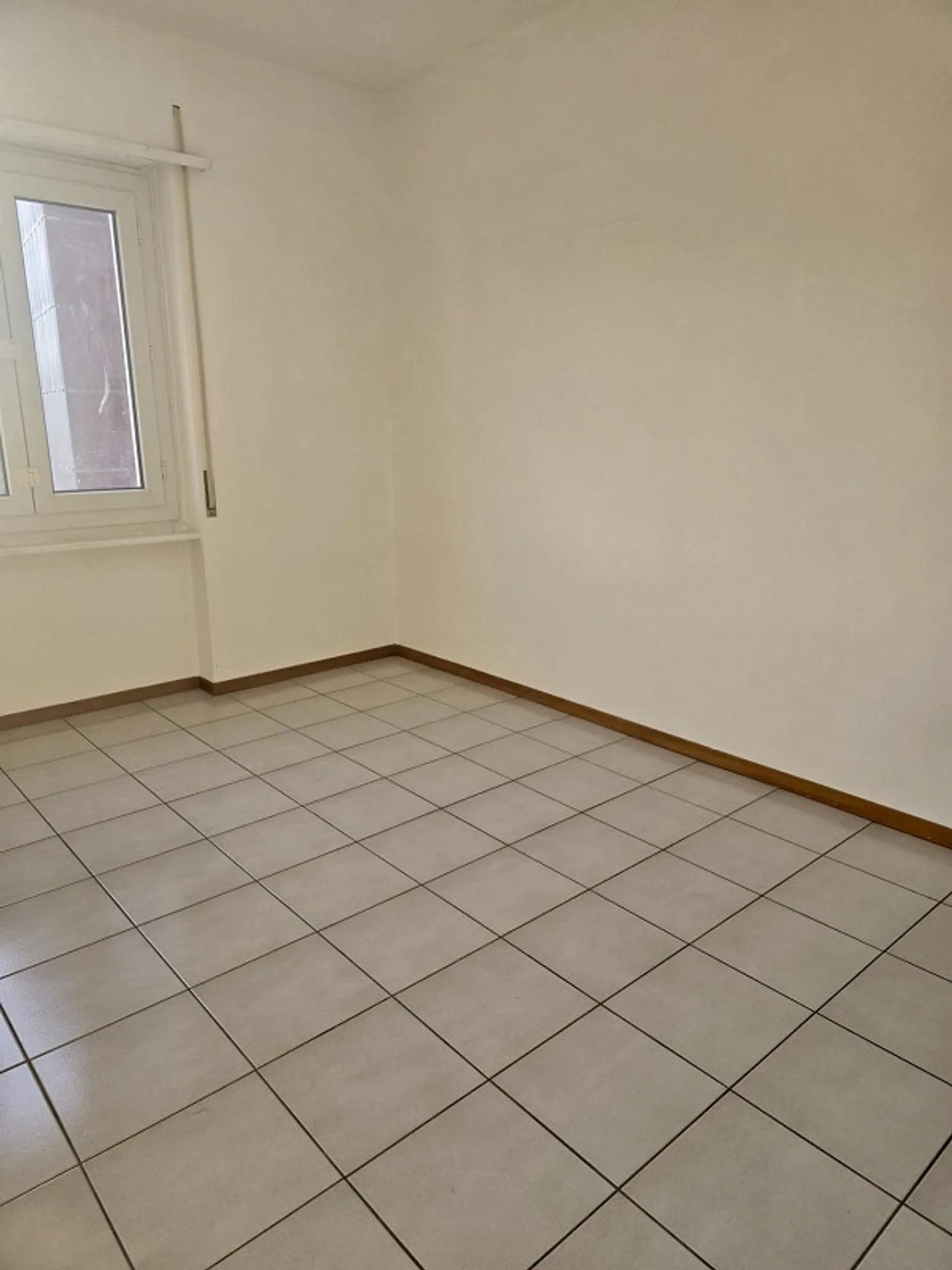 CHIASSO - AFFITTASI APPARTAMENTI 3.5 LOCALI CON BALCONE - Foto 2 di 3