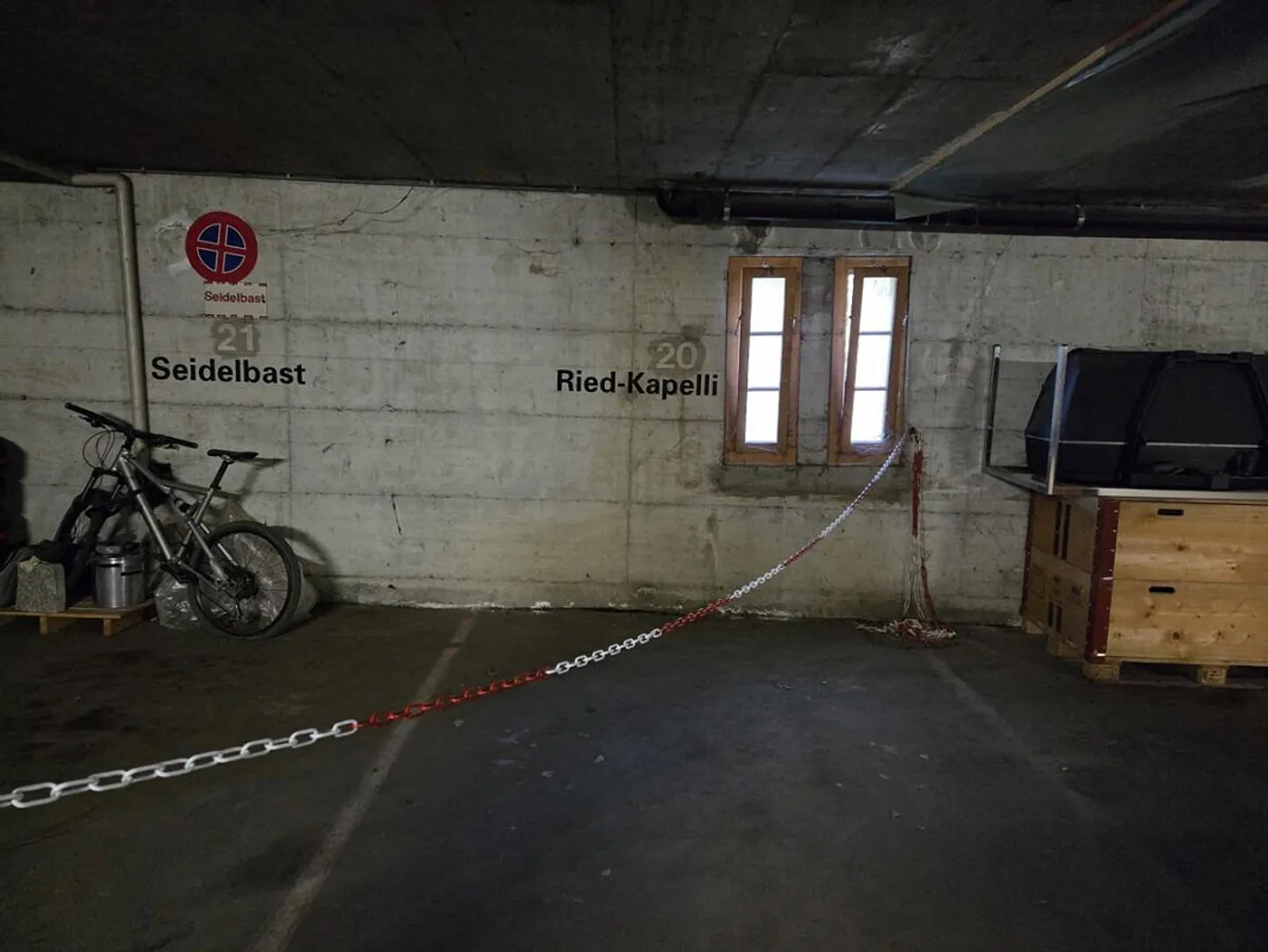 Place de parking pratique dans le garage à Breiten-Mörel - Photo 12 sur 16