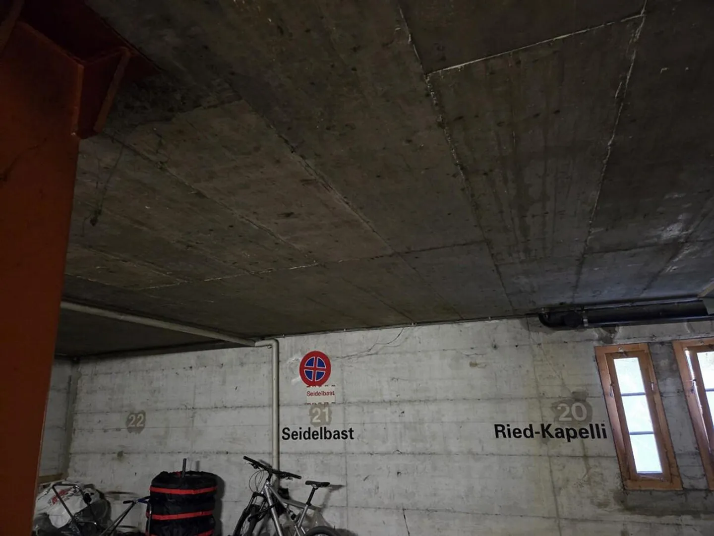 Place de parking pratique dans le garage à Breiten-Mörel - Photo 13 sur 16