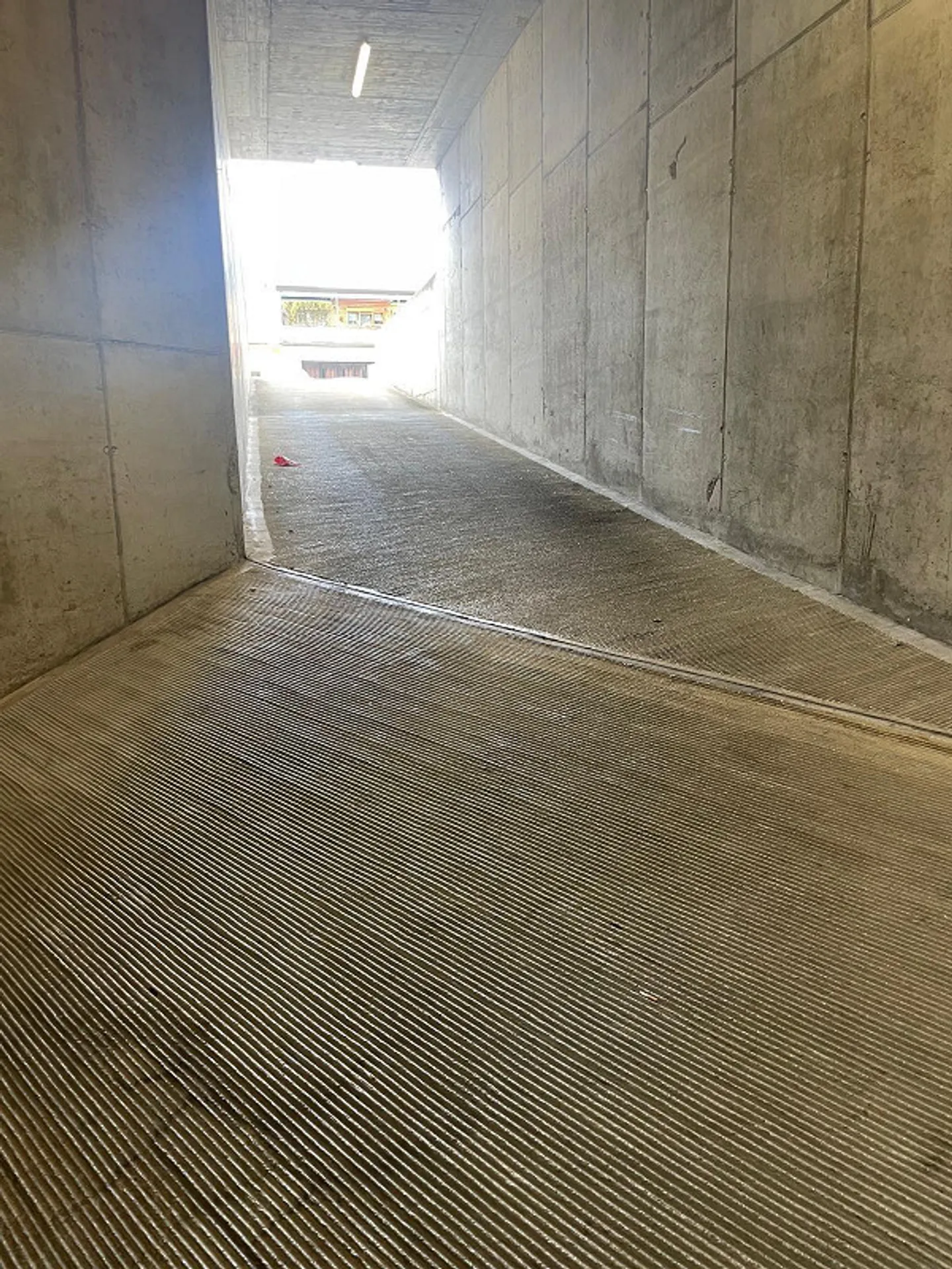 Posto auto in garage sotterraneo (altezza max. 2,20 m) - Foto 2 di 3