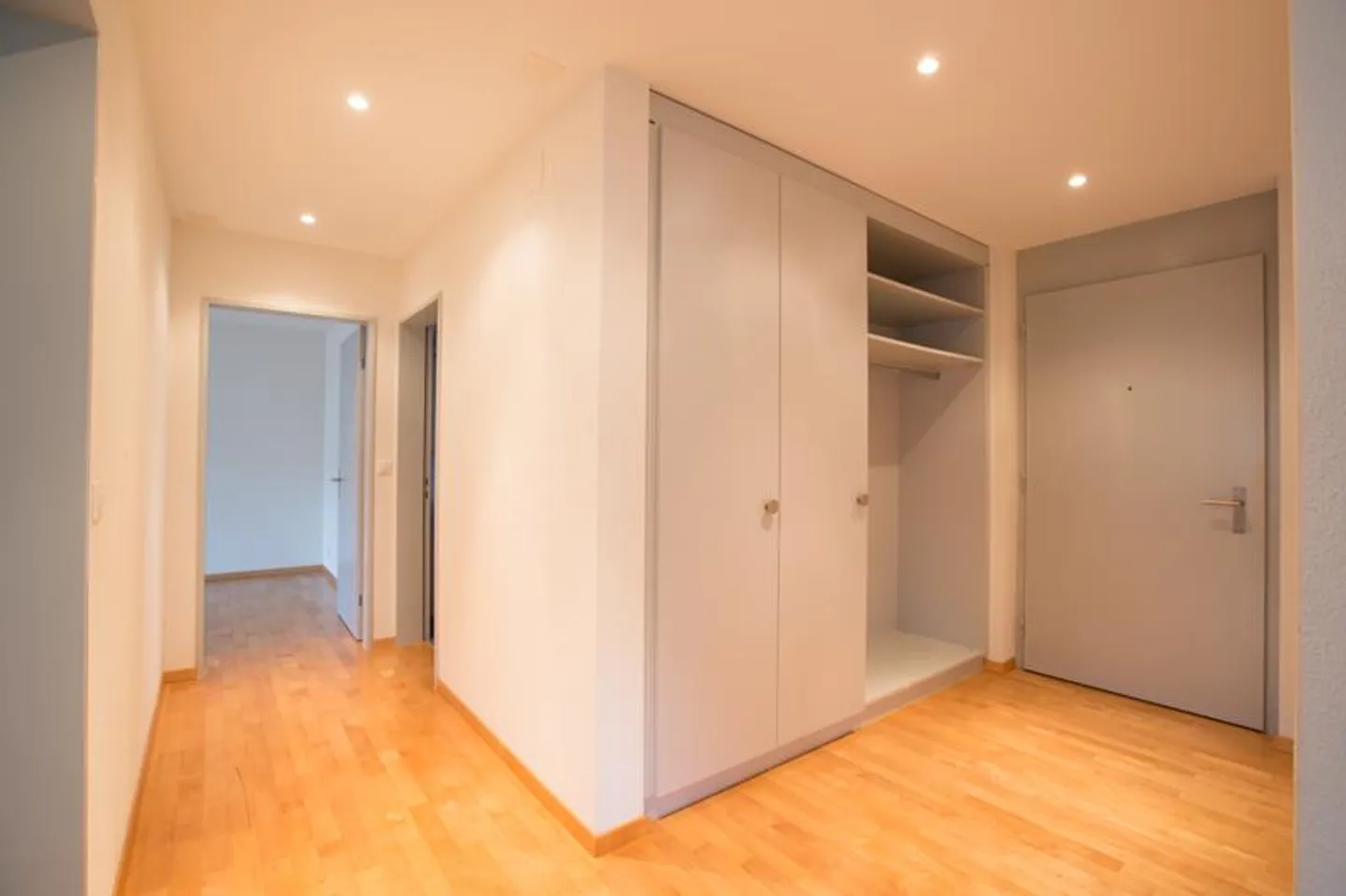Moderne Wohnung mit grossem Balkon - Foto 3 von 12