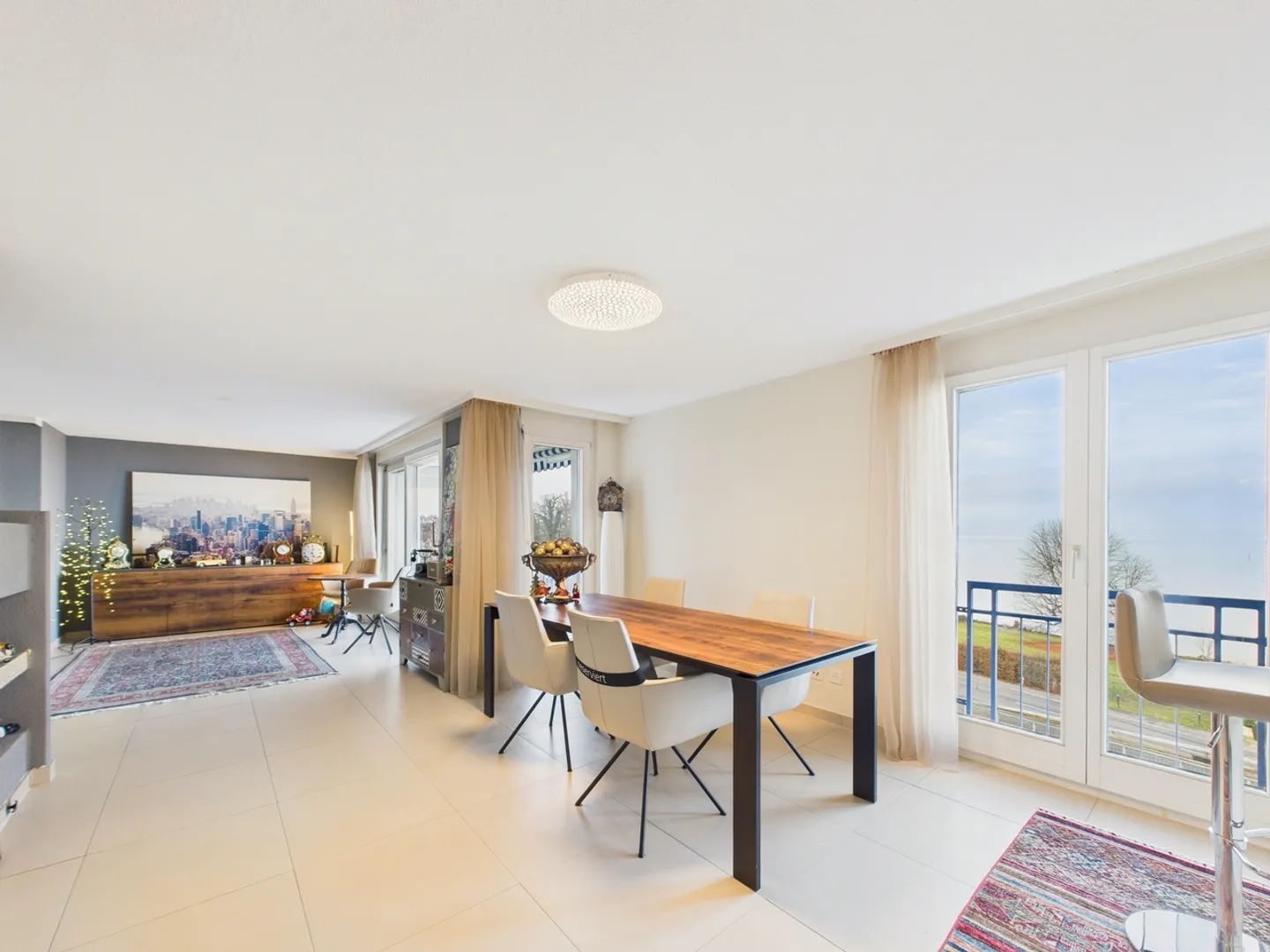 Charming and spacious 4.5 room apartment with stunning lake view - Photo 9 of 11