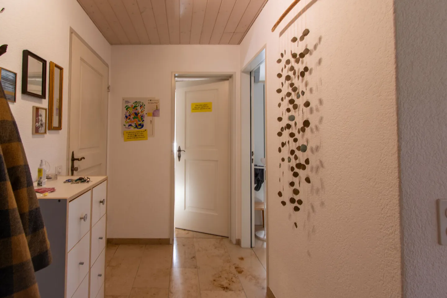 Appartement 4.5 pièces avec balcon, cheminée et vue sur les montagnes du Jura - Photo 2 sur 9