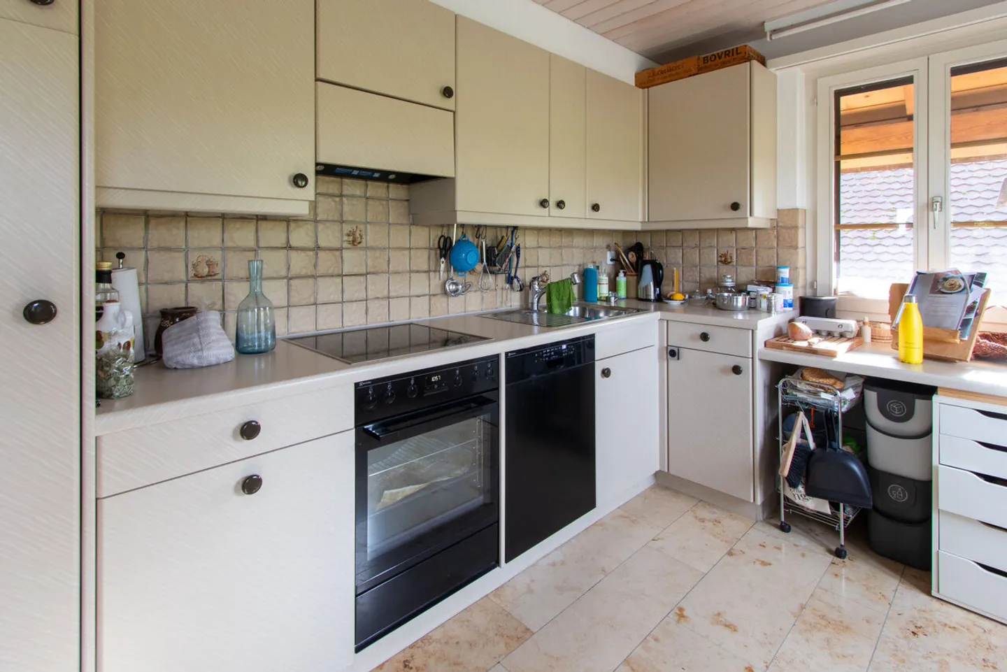 Appartement 4.5 pièces avec balcon, cheminée et vue sur les montagnes du Jura - Photo 7 sur 9