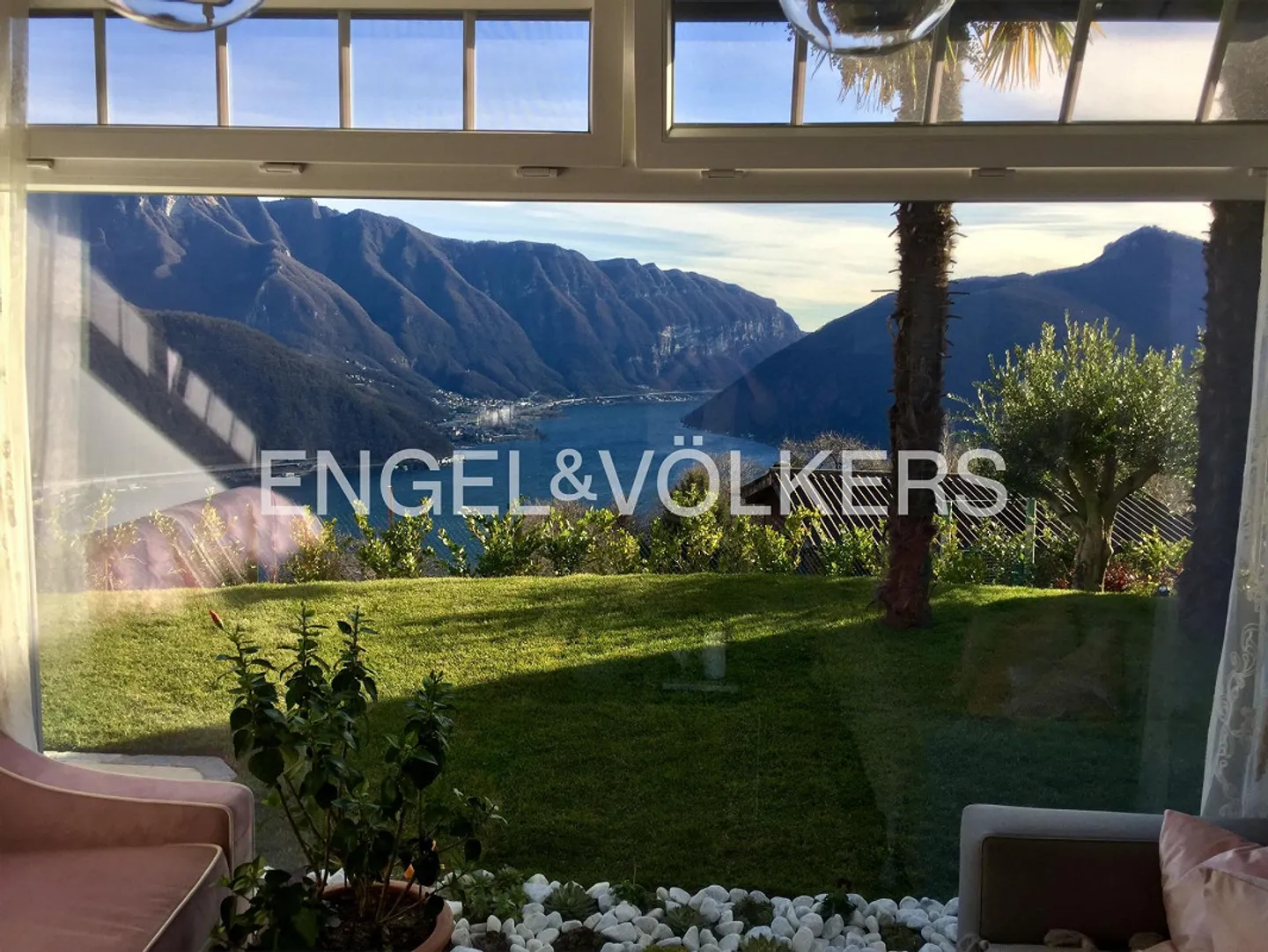 Sunny and idyllic holiday home with breathtaking panorama - Photo 2 of 8