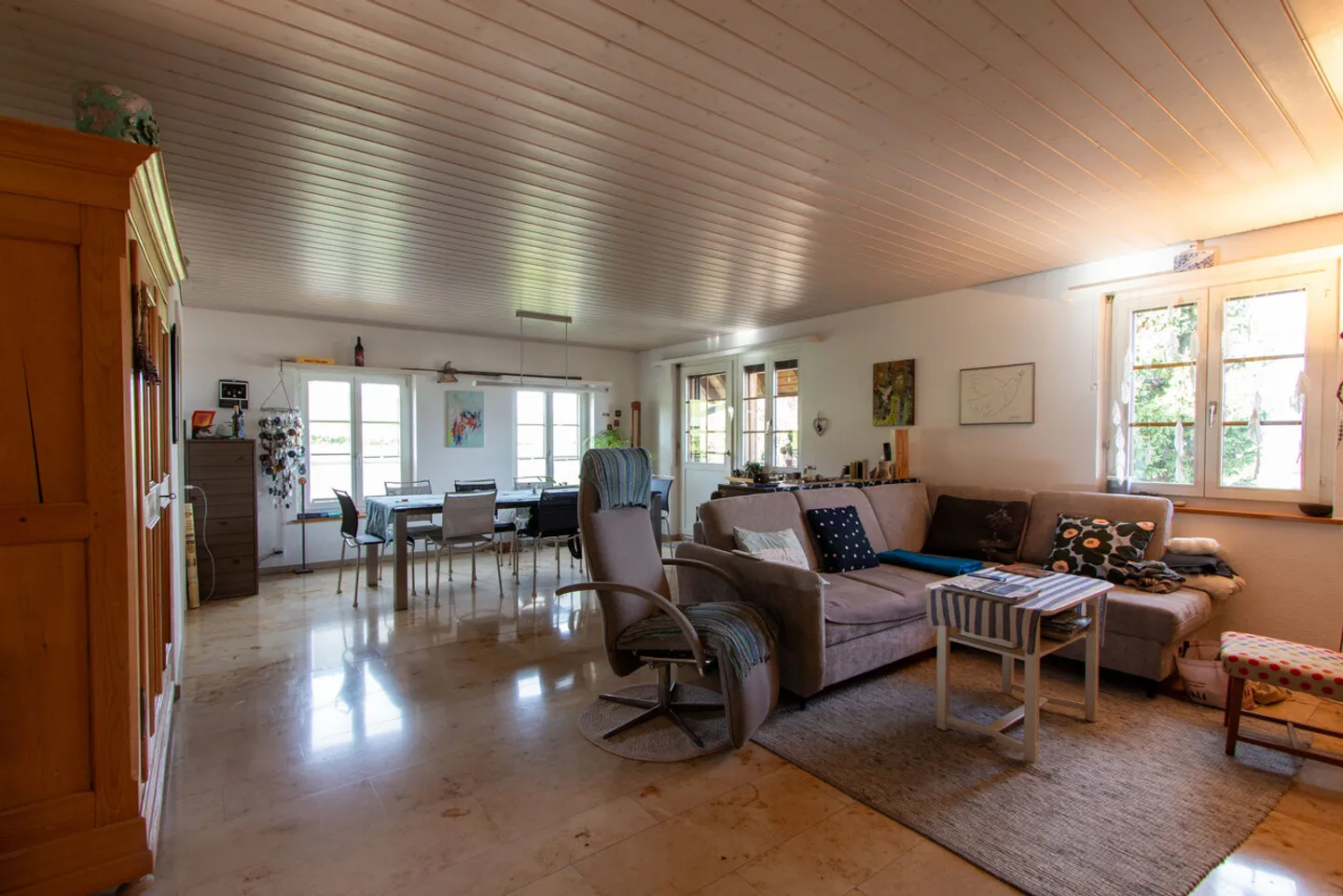 Appartement 4.5 pièces avec balcon, cheminée et vue sur les montagnes du Jura - Photo 3 sur 9