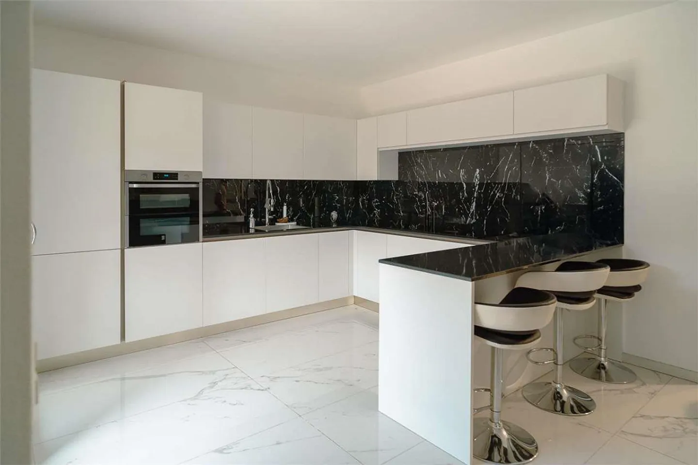 Appartement élégant avec équipements meublés et jardin privé - Photo 4 sur 13