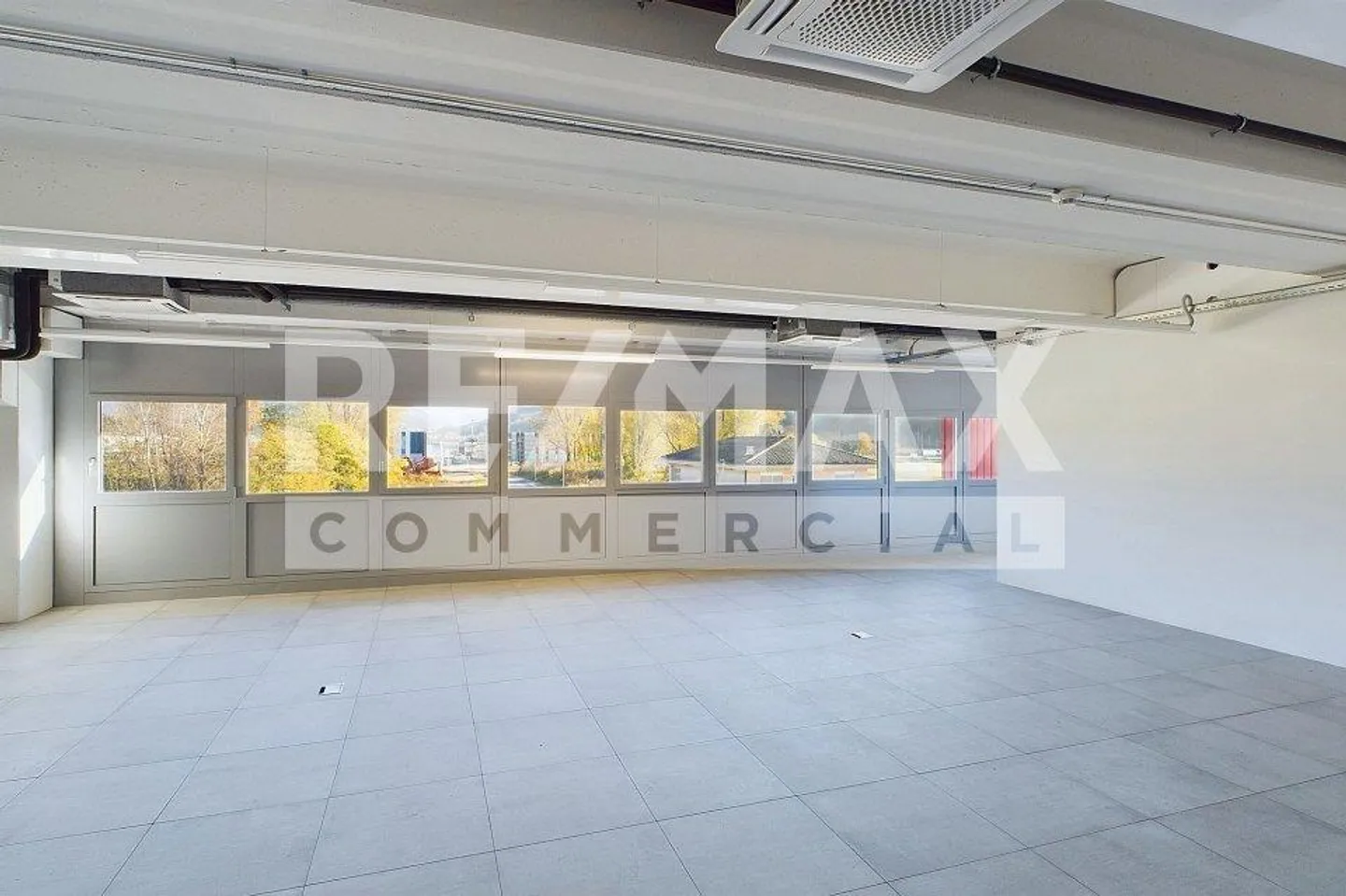 Modern modular commercial space in industrial area - Photo 2 of 12