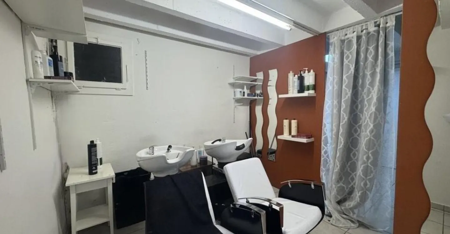 Commercial space for rent - Dynamic neighborhood - Photo 3 of 5