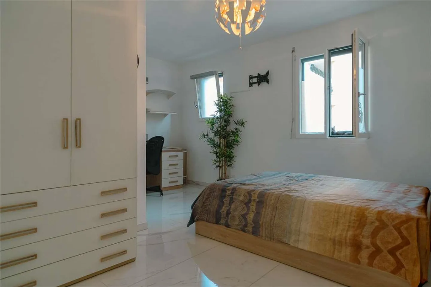 Appartement élégant avec équipements meublés et jardin privé - Photo 9 sur 13