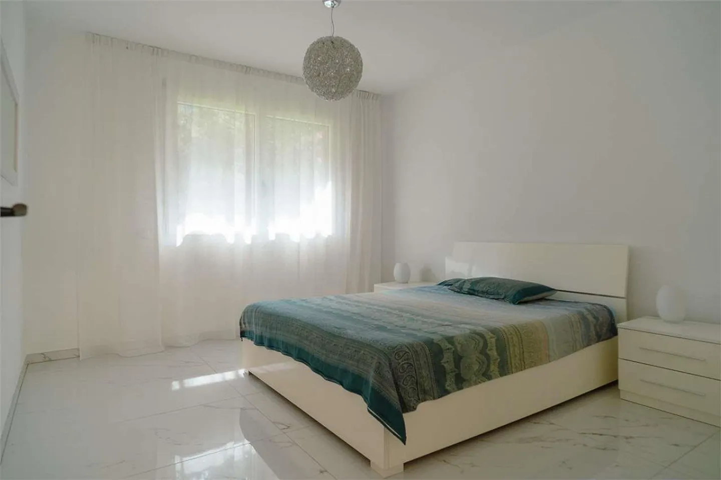 Appartement élégant avec équipements meublés et jardin privé - Photo 6 sur 13