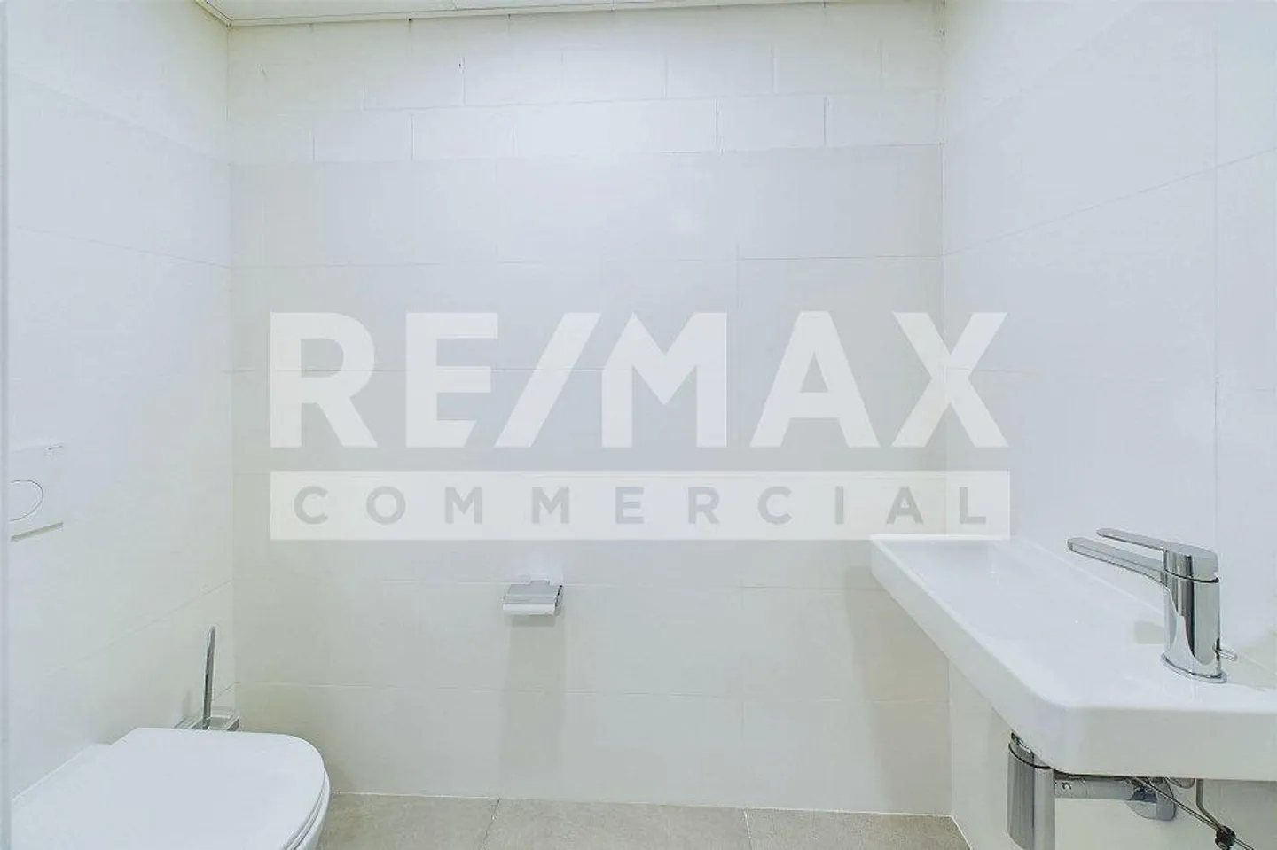Modern modular commercial space in industrial area - Photo 4 of 12