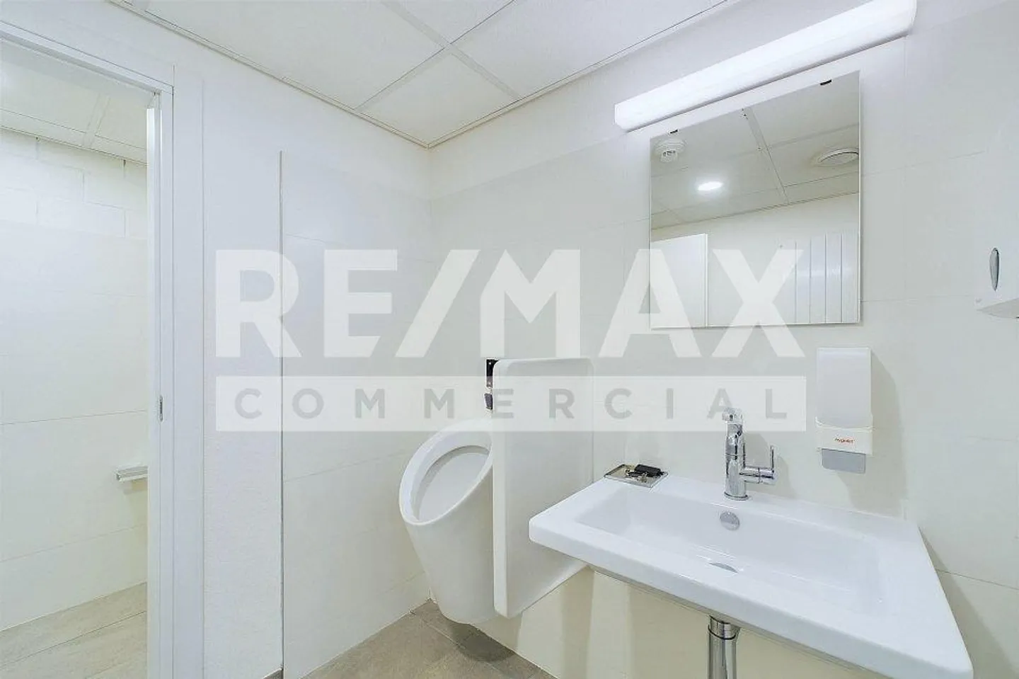 Modern modular commercial space in industrial area - Photo 5 of 12