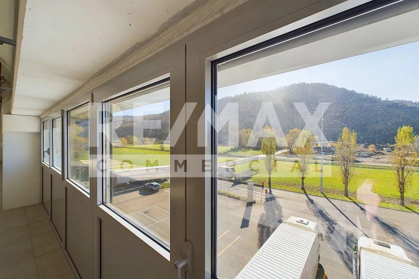 Modern modular commercial space in industrial area - Photo 9 of 12