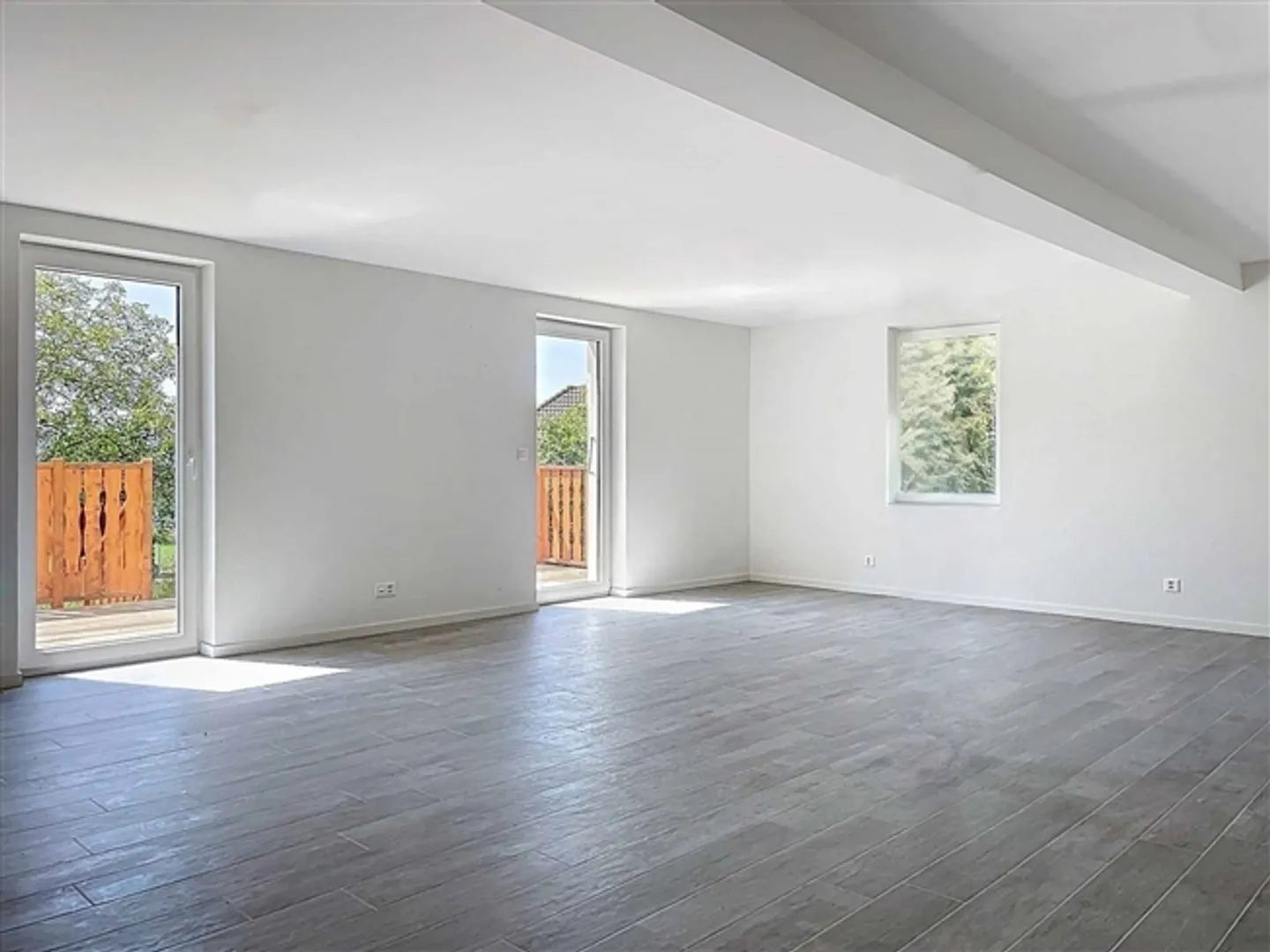 Triplex de trois pièces et demie - grand jardin et vue partielle sur le lac - Photo 3 sur 10