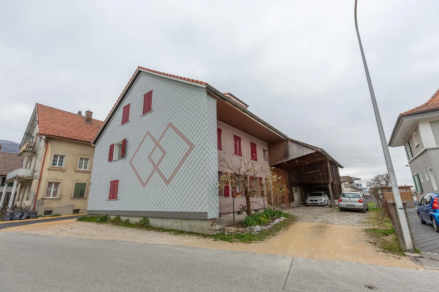 Wohnung mit Laubengang im Dreifamilienhaus - Foto 1 von 12