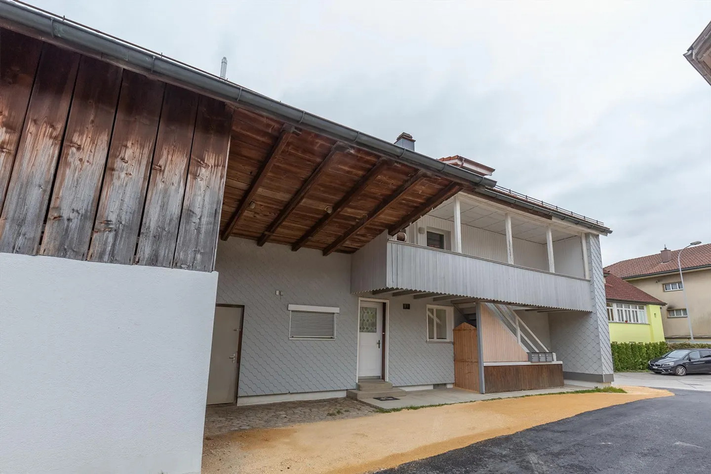 Wohnung mit Laubengang im Dreifamilienhaus - Foto 2 von 12