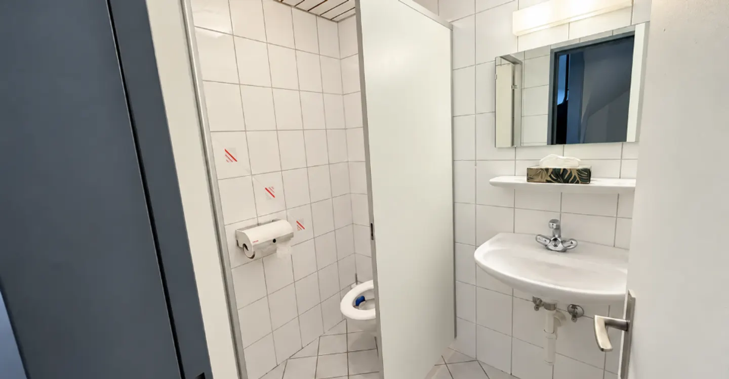 Commercial space to renovate   An investment opportunity with attractive returns - Photo 11 of 13