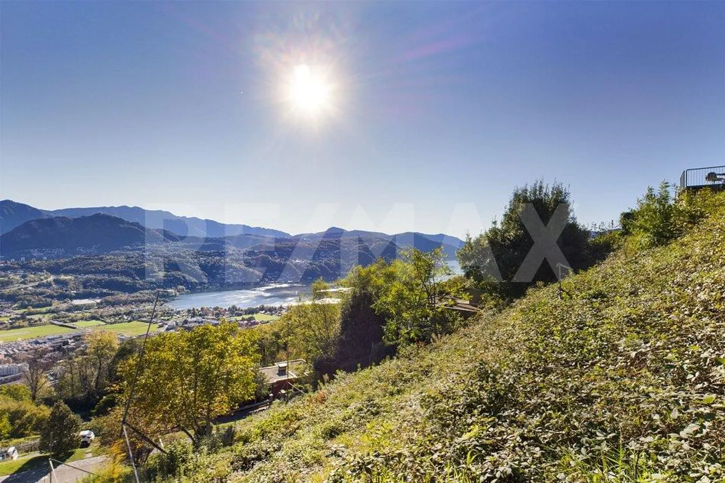 Grundstück mit genehmigtem Bauprojekt mit wunderschönem See- und Panoramablick - Foto 3 von 13