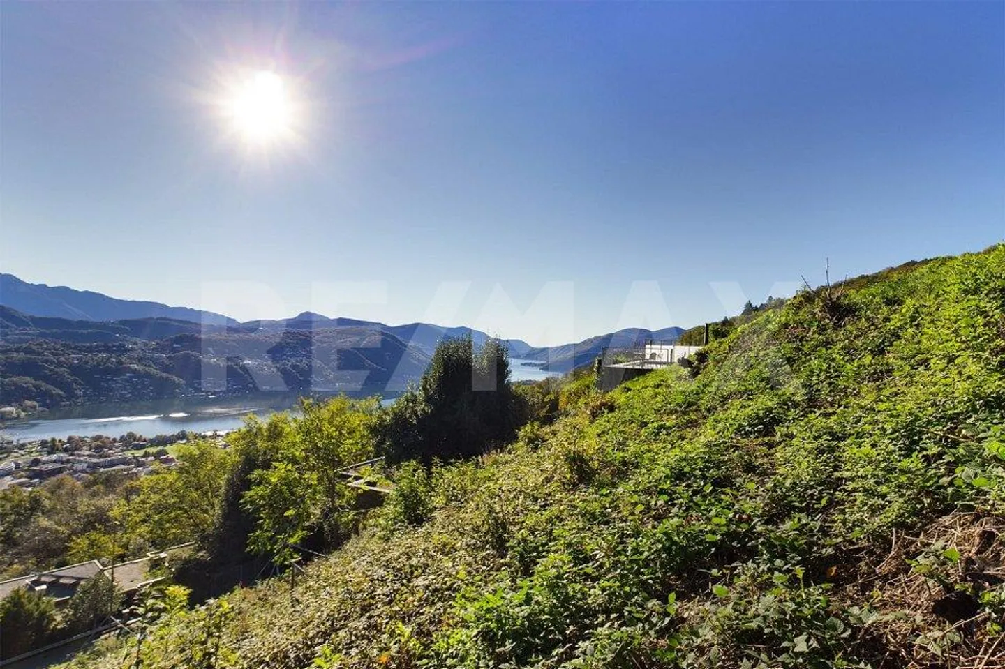 Grundstück mit genehmigtem Bauprojekt mit wunderschönem See- und Panoramablick - Foto 5 von 13