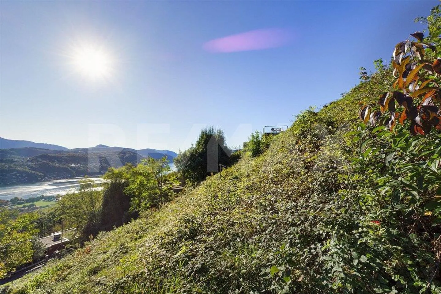 Grundstück mit genehmigtem Bauprojekt mit wunderschönem See- und Panoramablick - Foto 9 von 13