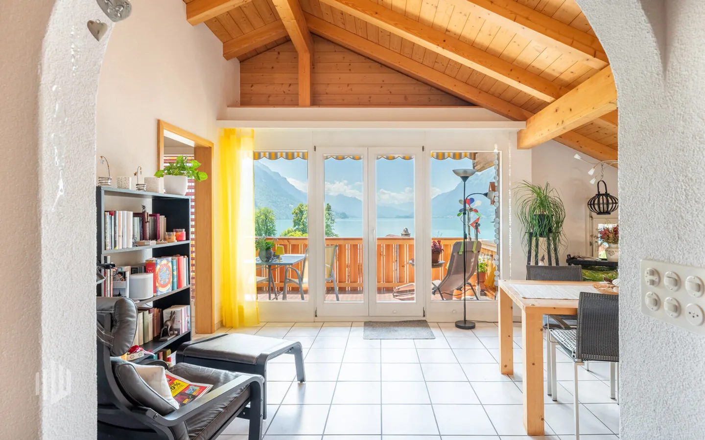 ImmoWyss - Appartement penthouse élégant de 3,5 pièces avec vue sur le lac et les montagnes - Photo 3 sur 8