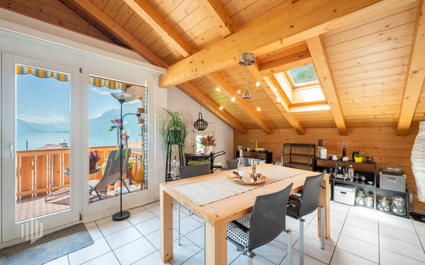 ImmoWyss - Appartement penthouse élégant de 3,5 pièces avec vue sur le lac et les montagnes - Photo 5 sur 8