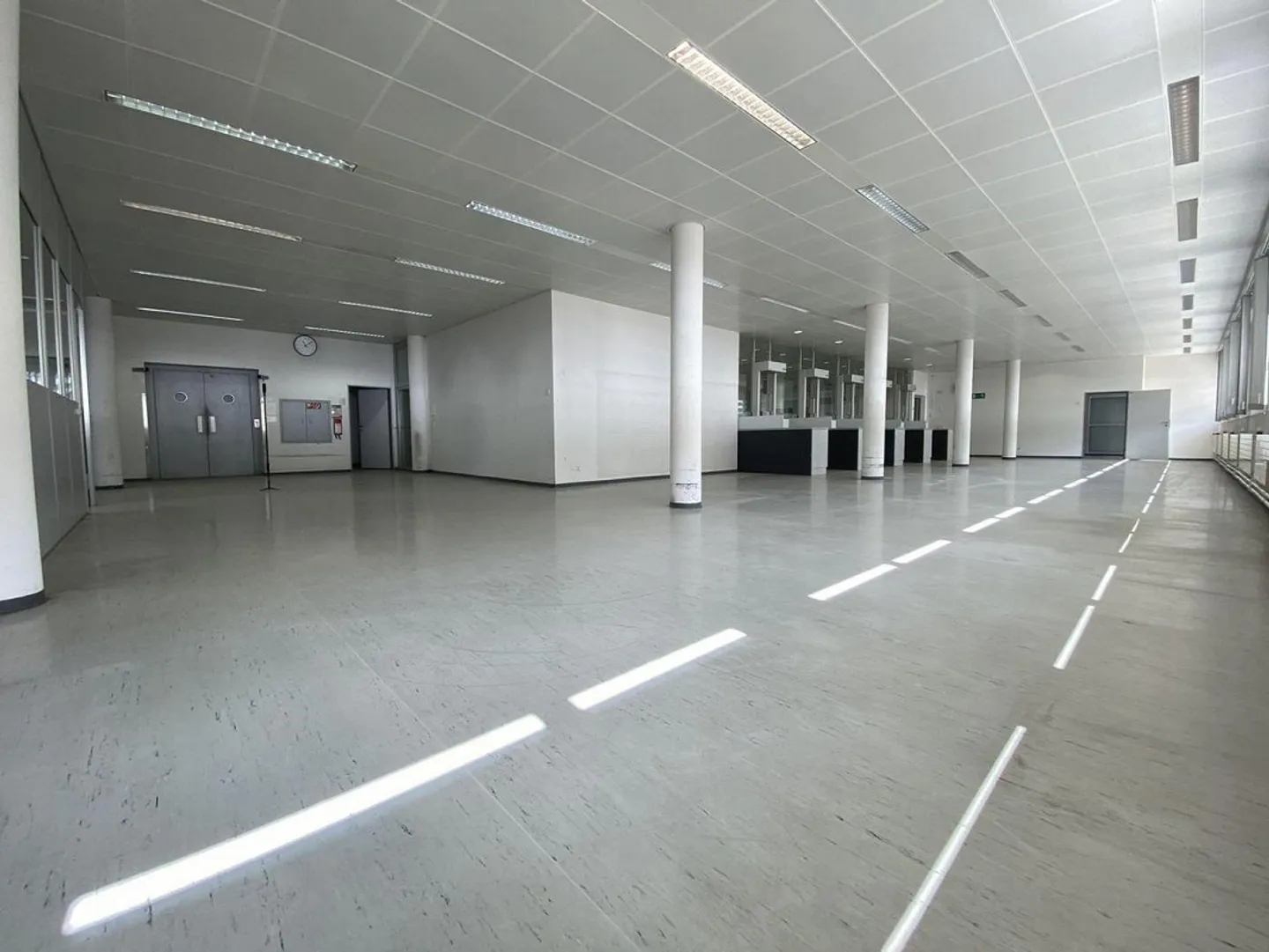 Your new commercial space in a central location - Photo 3 of 12
