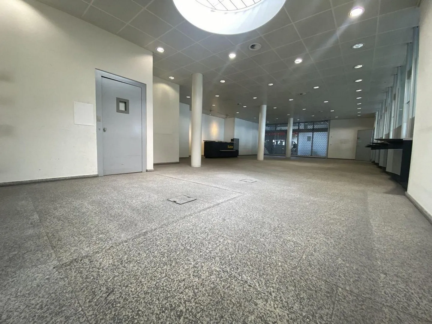 Your new commercial space in a central location - Photo 6 of 12