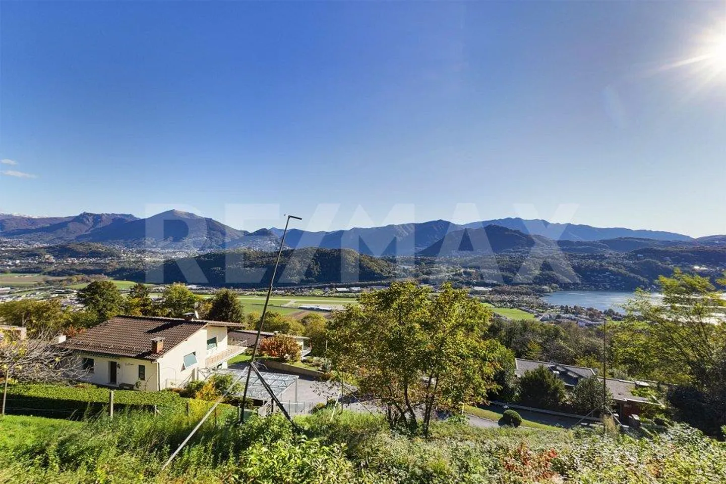 Grundstück mit genehmigtem Bauprojekt mit wunderschönem See- und Panoramablick - Foto 11 von 13