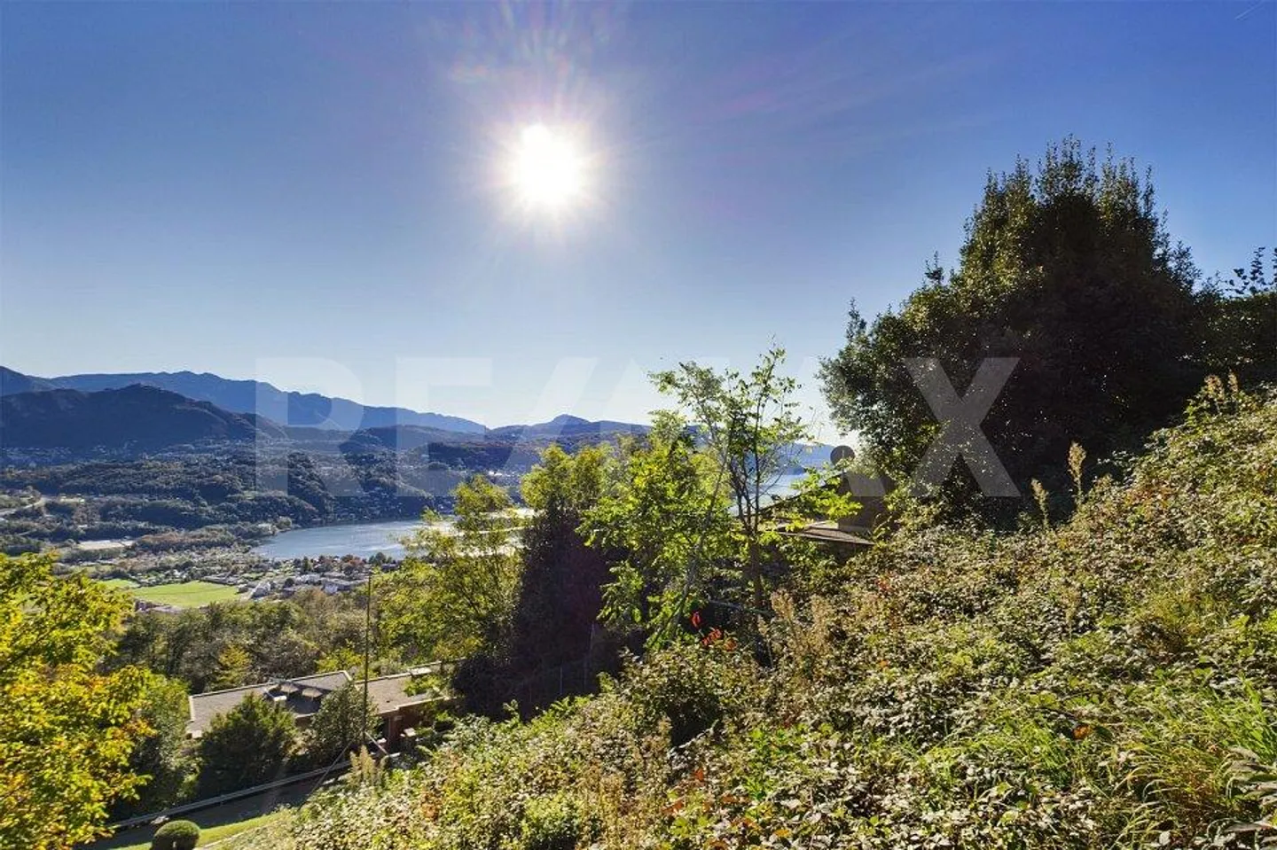 Grundstück mit genehmigtem Bauprojekt mit wunderschönem See- und Panoramablick - Foto 10 von 13