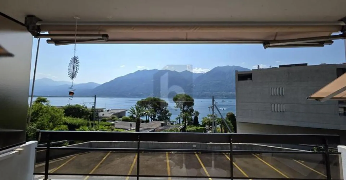 SUPERBE AVEC MAGNIFIQUE VUE LAC - Foto 1 di 5