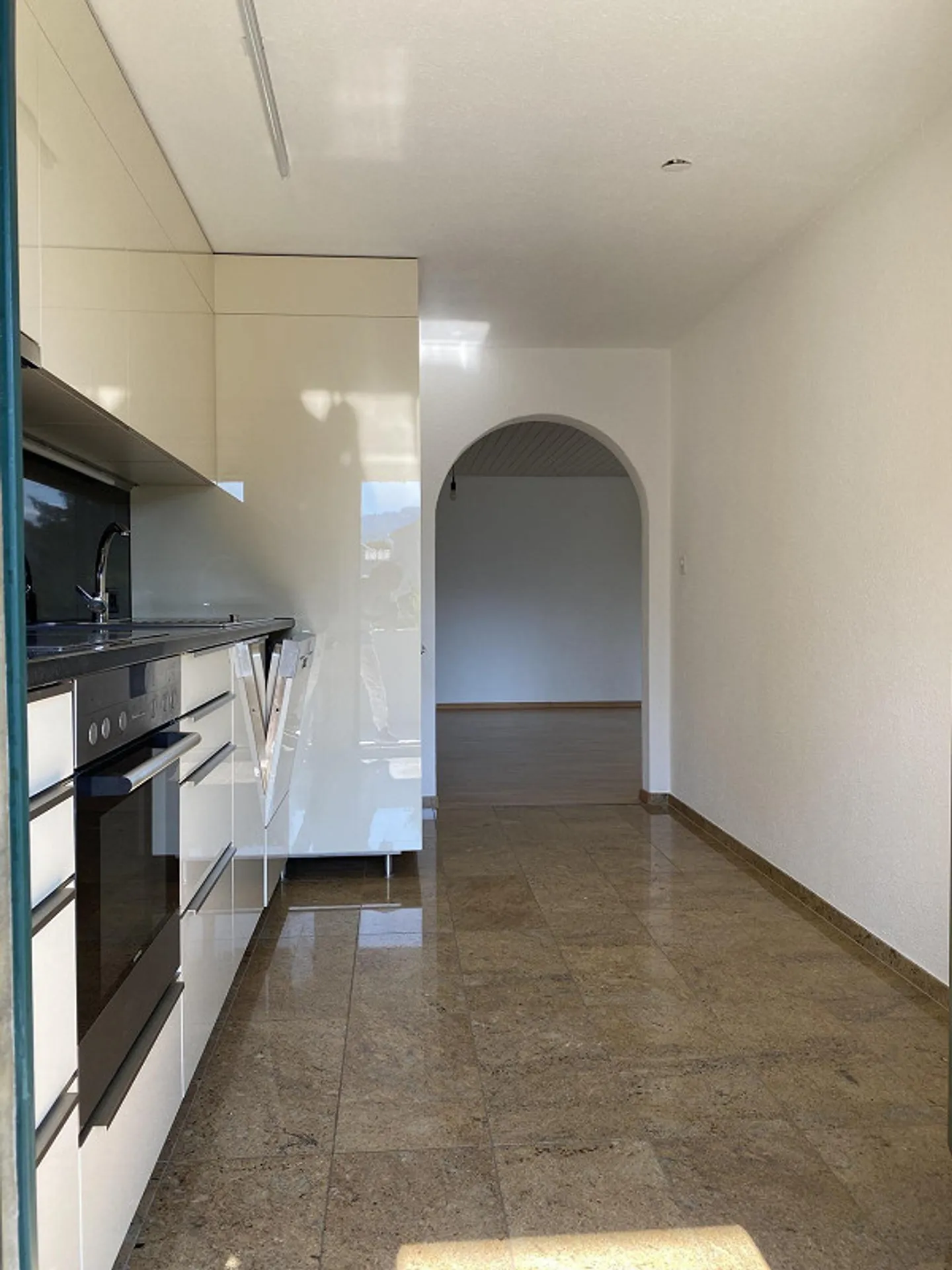 Ampio appartamento con bel balcone - Foto 9 di 16