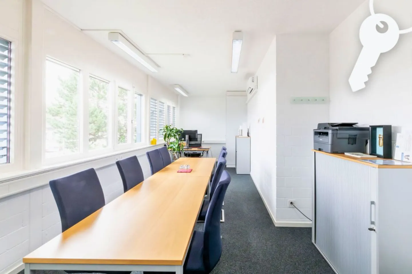 Attractive commercial space with direct motorway access - Photo 1 of 4