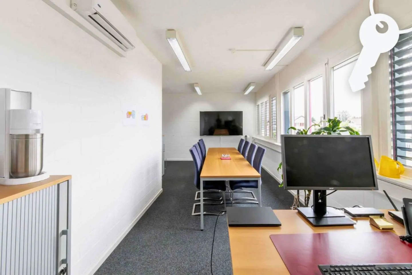 Attractive commercial space with direct motorway access - Photo 2 of 4