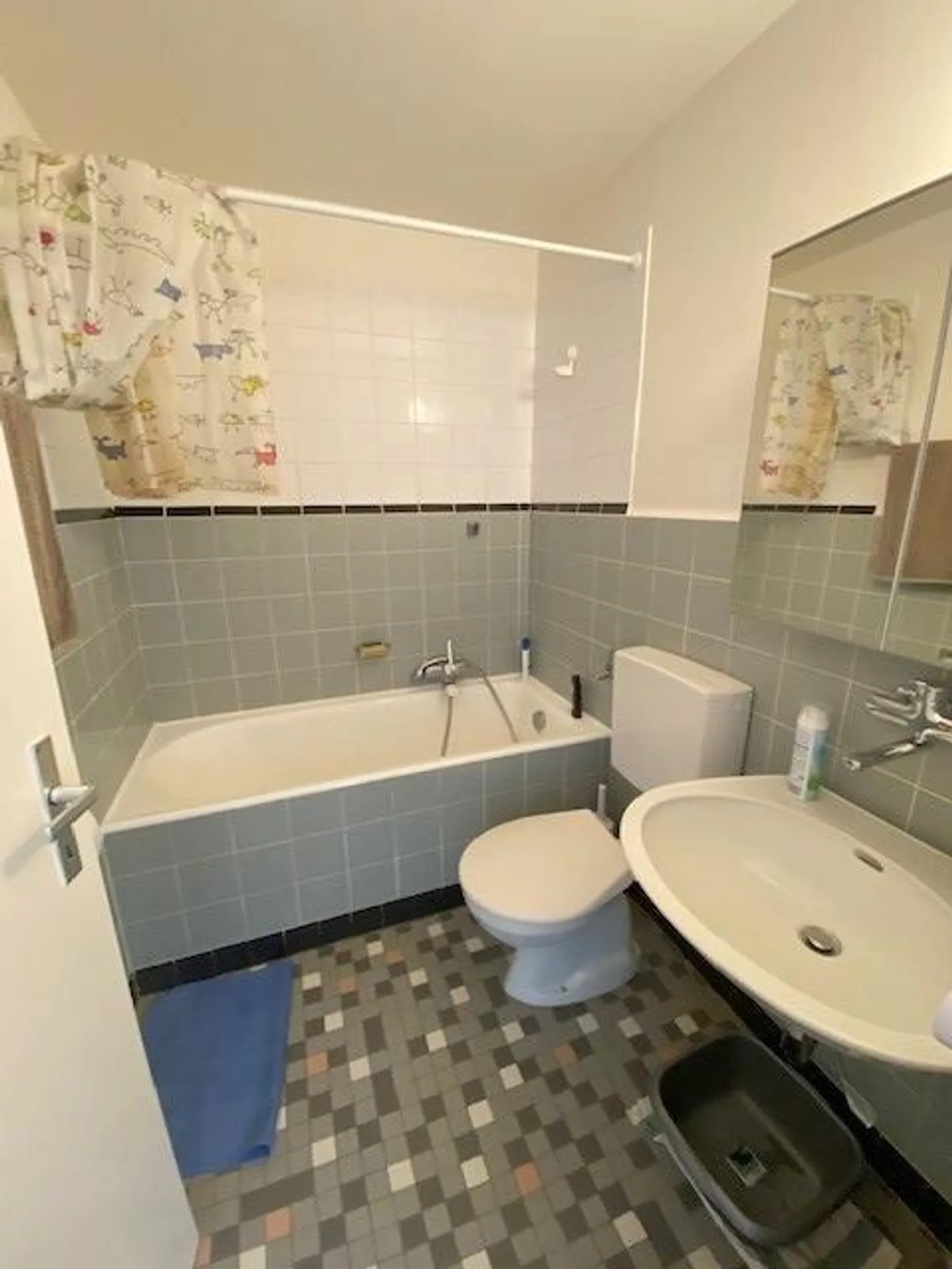 A stone's throw from the M1, unobstructed view of the lake! - Photo 2 of 3