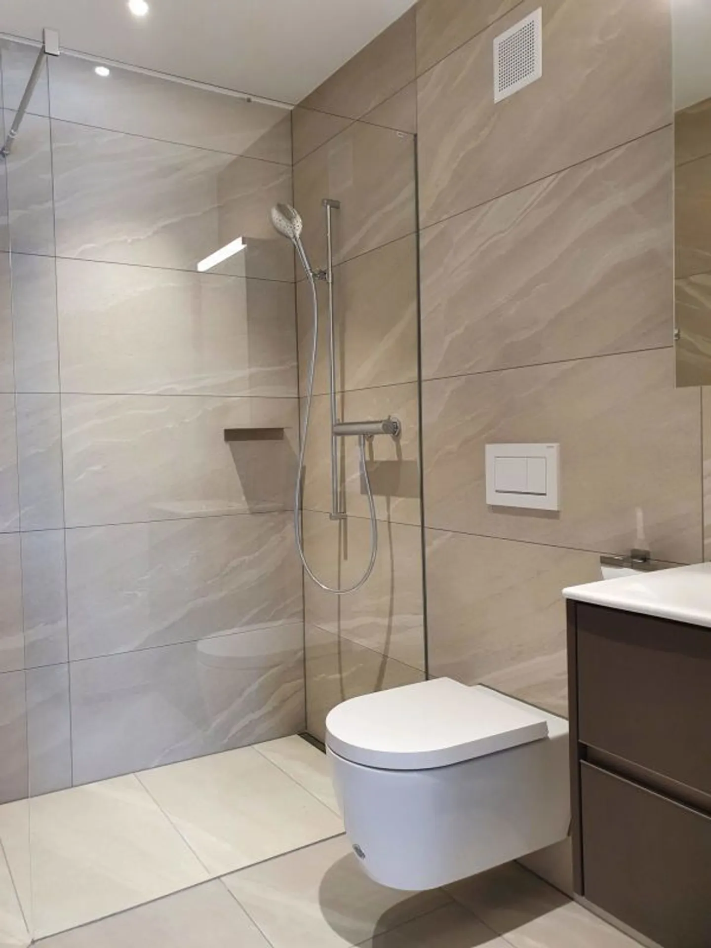 Newly built, large 3.5-room apartment - Photo 7 of 13