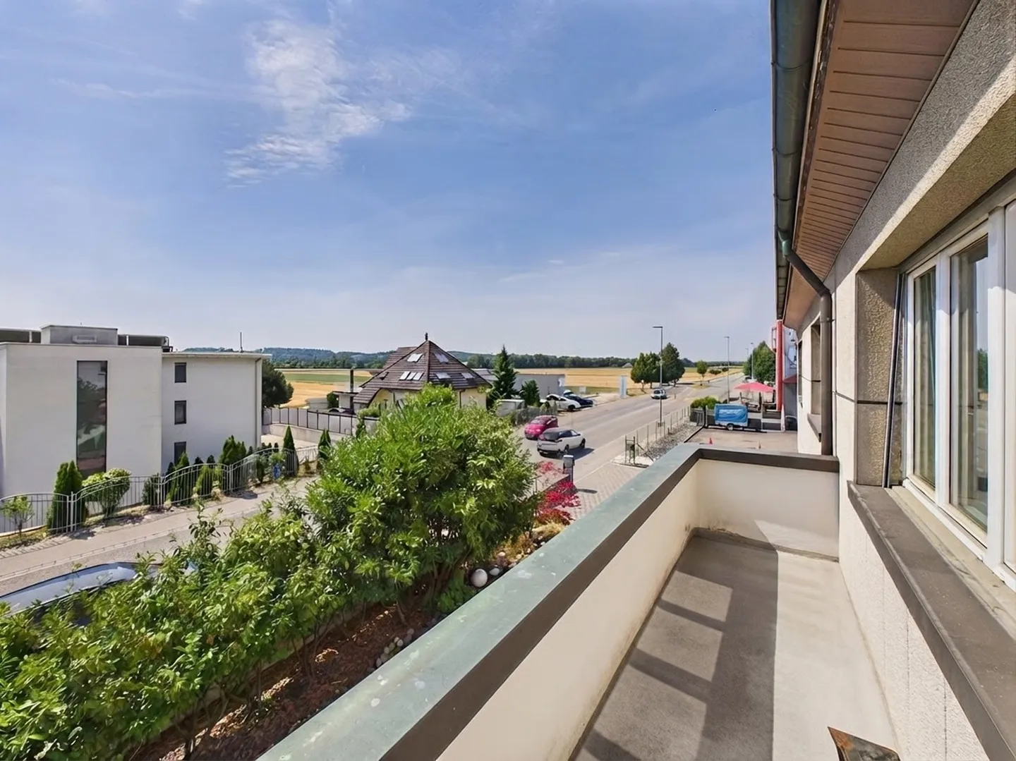 Spacious multi-generational house with studio/commercial space & dream family garden - Photo 3 of 12