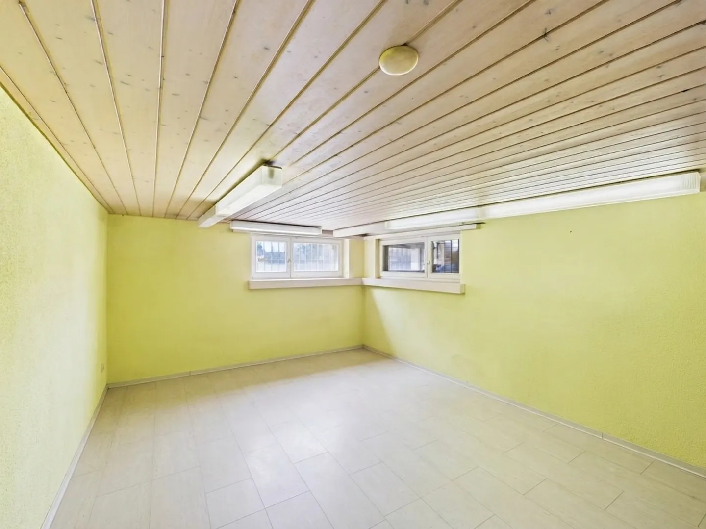 Spacious multi-generational house with studio/commercial space & dream family garden - Photo 7 of 12