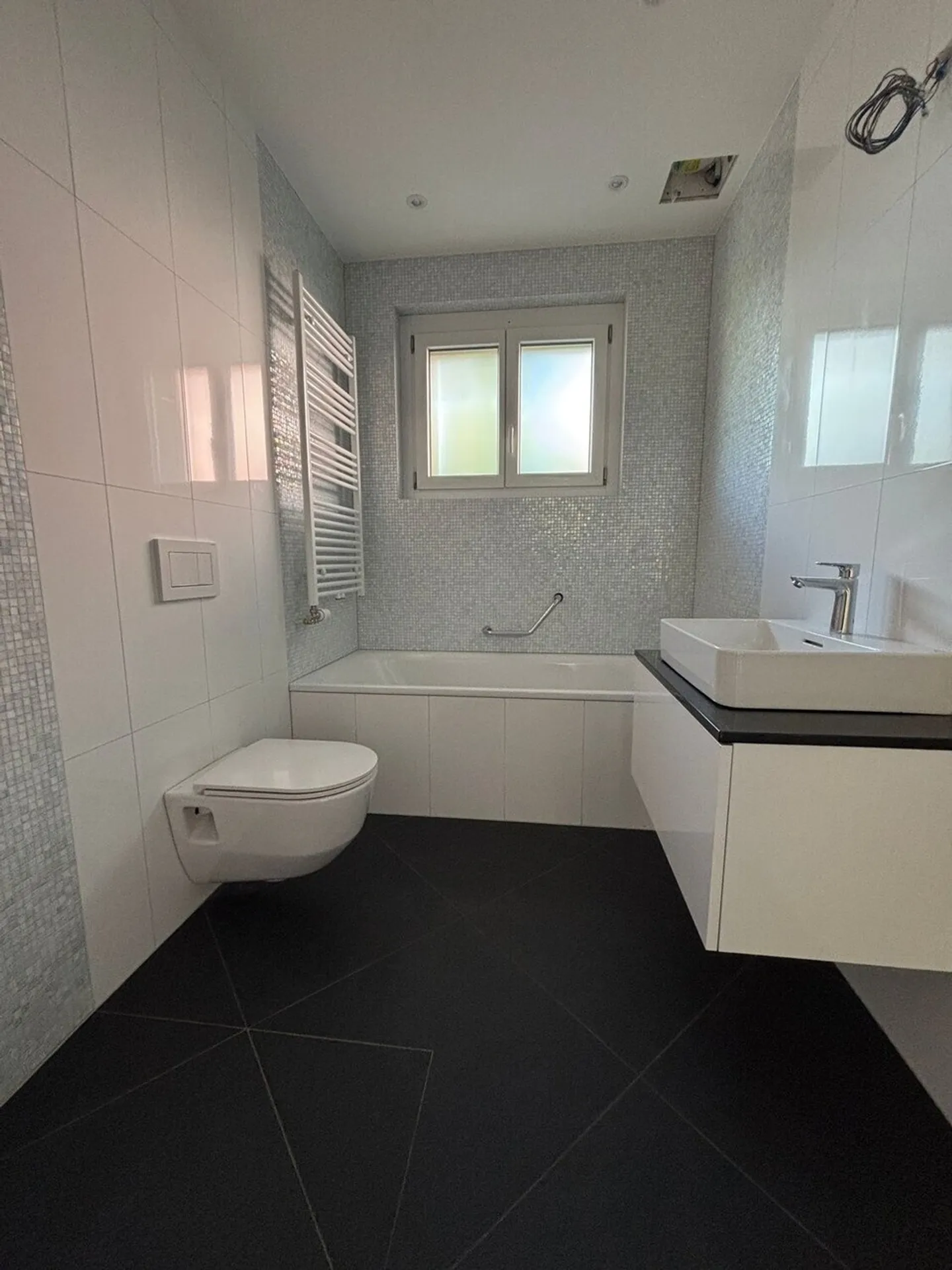 L'accès en vaut la peine - Votre maison fraîchement rénovée vous attend ! - Photo 4 sur 9