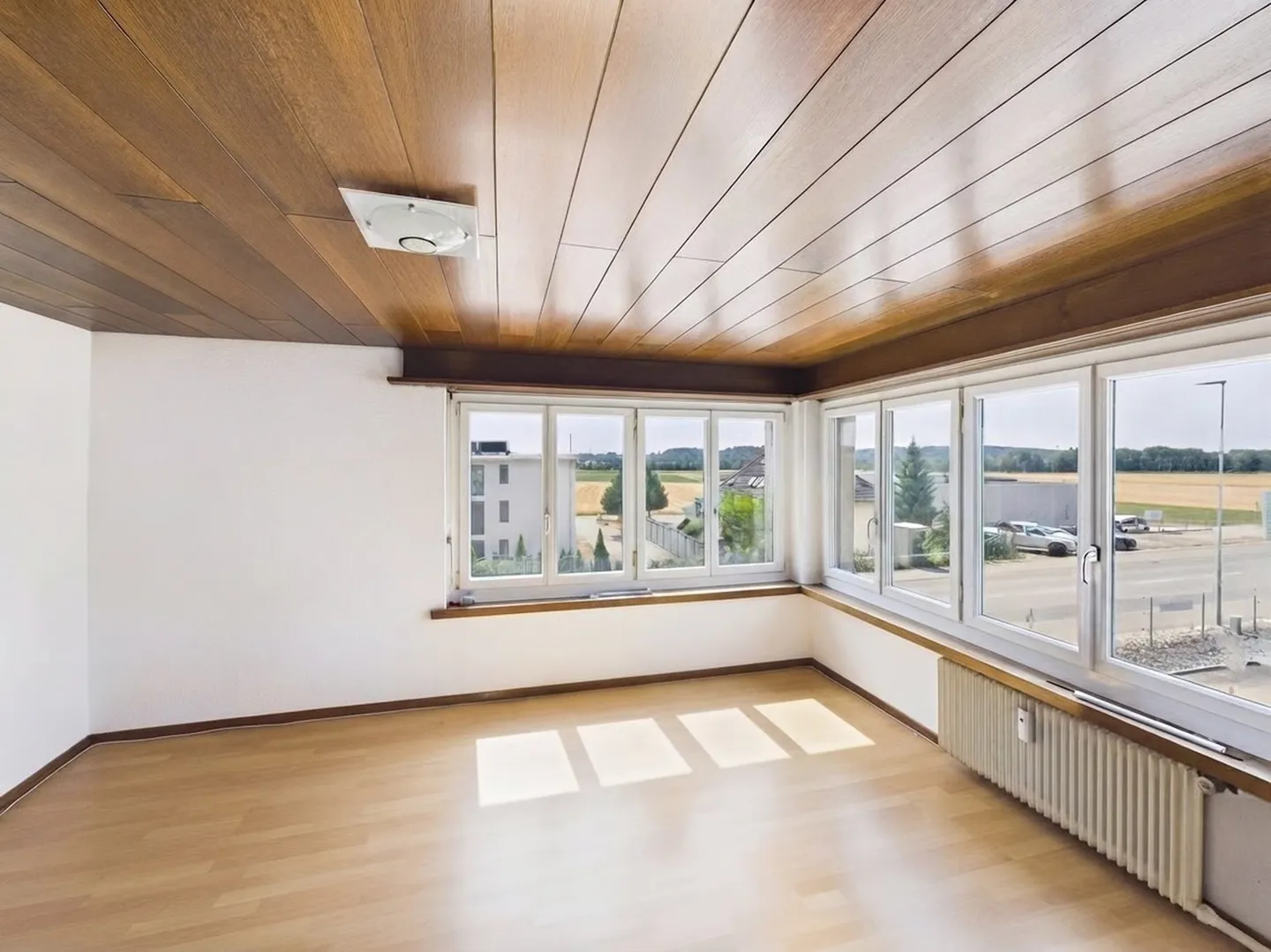 Spacious multi-generational house with studio/commercial space & dream family garden - Photo 9 of 12
