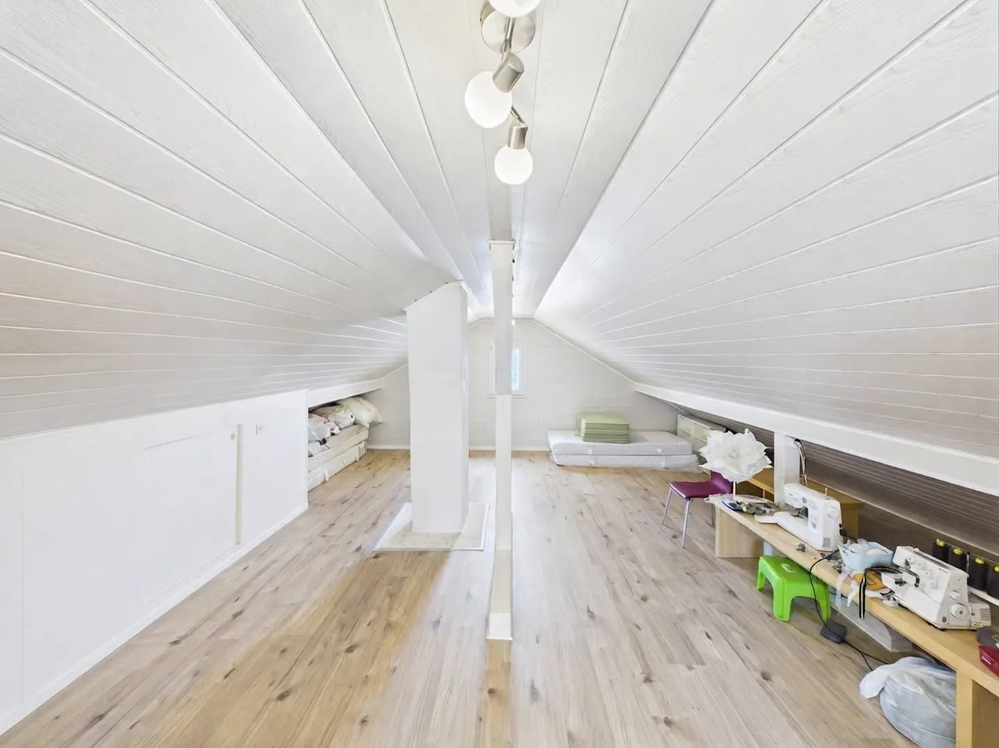 Spacious multi-generational house with studio/commercial space & dream family garden - Photo 10 of 12