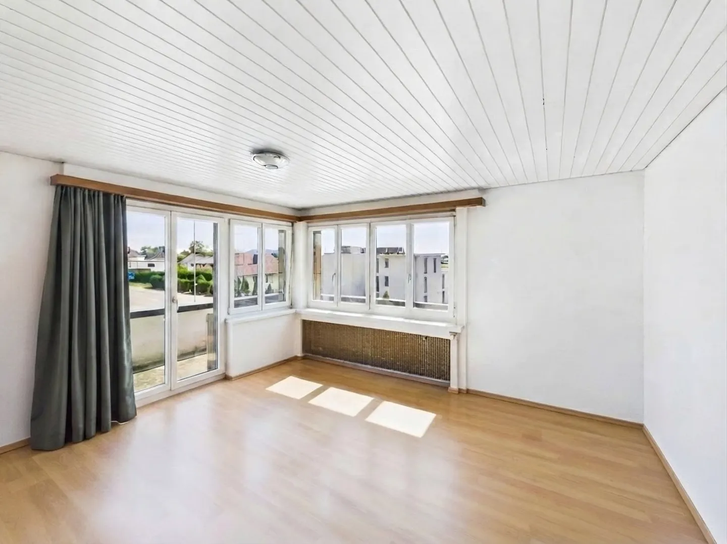 Spacious multi-generational house with studio/commercial space & dream family garden - Photo 4 of 12