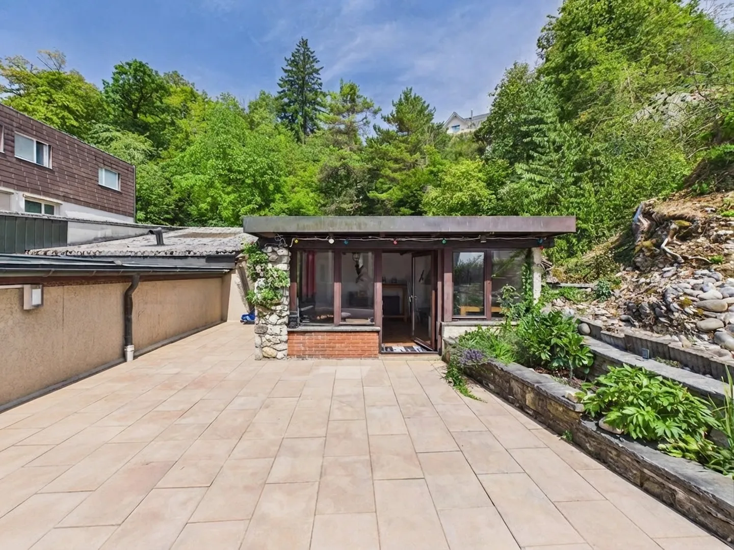 Spacious multi-generational house with studio/commercial space & dream family garden - Photo 11 of 12