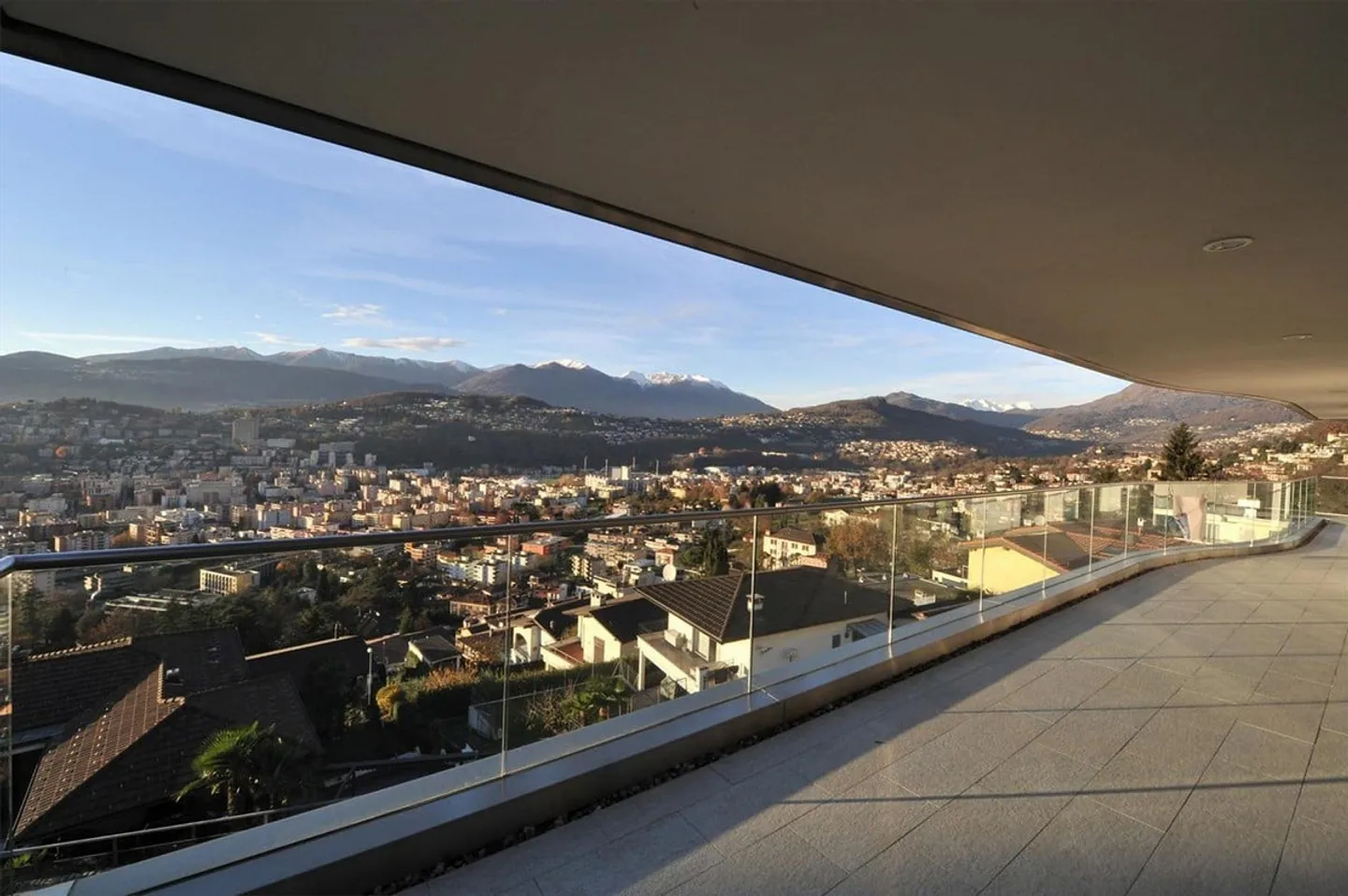 Elegante Wohnung mit Terrasse - Foto 2 von 14