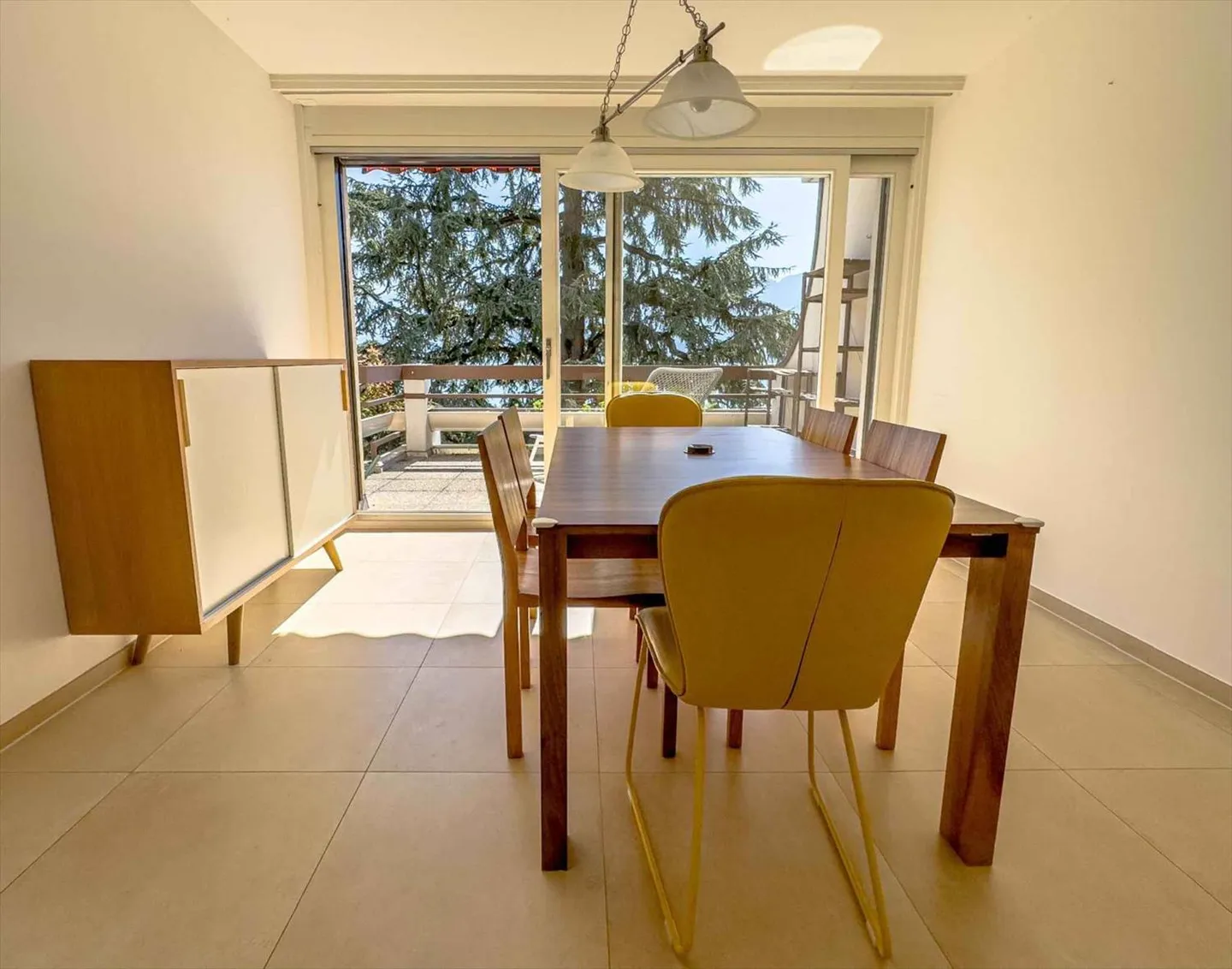 Charming 4.5-room apartment with terrace and panoramic view in Montreux - Photo 3 of 8